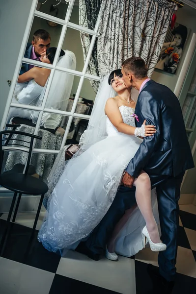 Γοητευτική νύφη και τον γαμπρό για τον γιορτασμό του γάμου τους σε ένα πολυτελές εστιατόριο. Ζευγάρι ερωτευμένων κατά ημερομηνία — Φωτογραφία Αρχείου