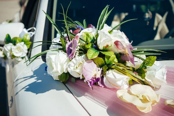 Carro de casamento vintage decorado com flores . — Fotografia de Stock