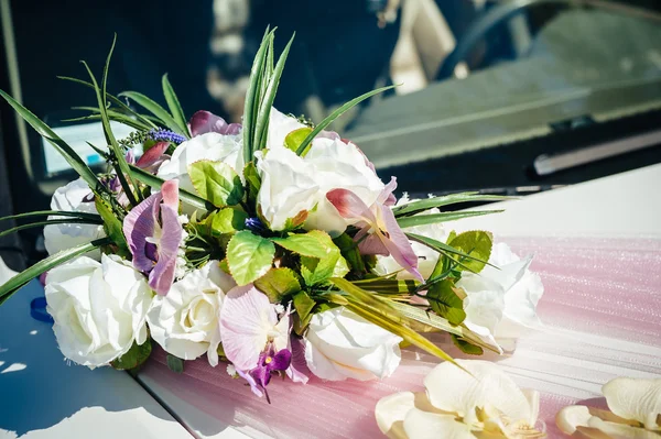 Coche de boda vintage decorado con flores . —  Fotos de Stock