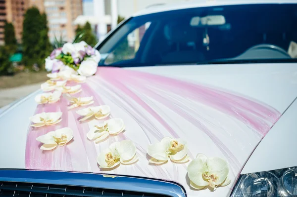 Carro de casamento vintage decorado com flores . — Fotografia de Stock