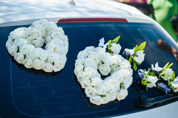 Ročník svatební auto zdobené květinami. — Stock fotografie