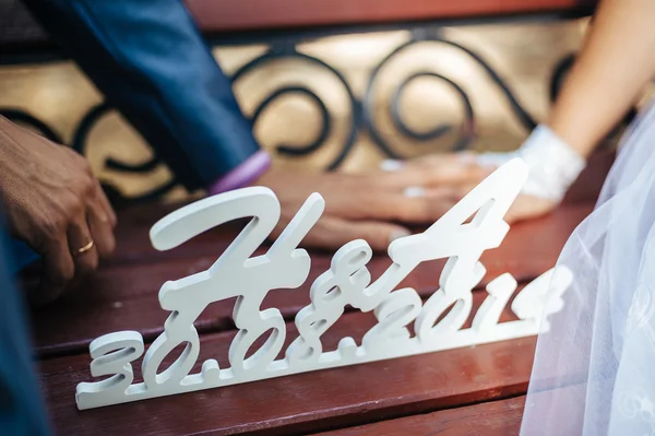 Noiva e noivo no dia do casamento andando ao ar livre na natureza de primavera. Casal nupcial, mulher recém-casada feliz e homem abraçando no parque verde. Casal de amor ao ar livre — Fotografia de Stock