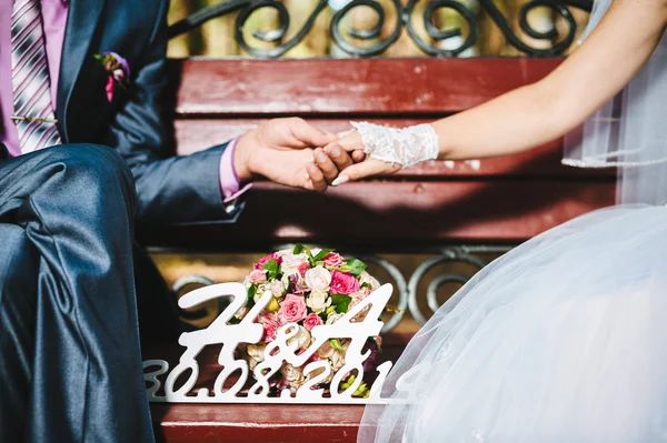 Noiva e noivo no dia do casamento andando ao ar livre na natureza de primavera. Casal nupcial, mulher recém-casada feliz e homem abraçando no parque verde. Casal de amor ao ar livre — Fotografia de Stock