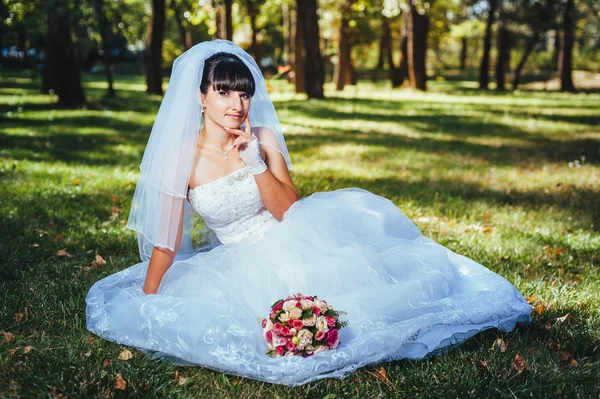 Bela noiva posando em seu dia do casamento — Fotografia de Stock