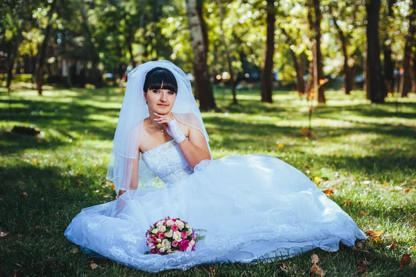 Όμορφη νύφη ποζάρει την ημέρα του γάμου της — Φωτογραφία Αρχείου