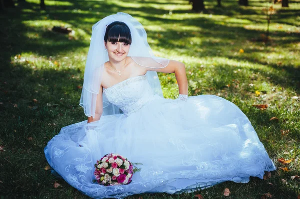 Beautiful bride posing in her wedding day — Stock Photo, Image