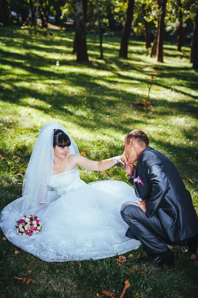 Gelin ve damat, düğün günü açık havada yürüyüş Doğa bahar. mutlu yeni evli kadın ve erkek yeşil park kucaklayan gelin çift. sevgi dolu evlilik çift açık — Stok fotoğraf