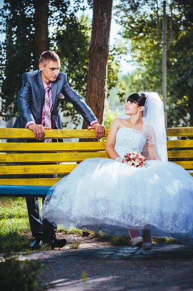 Novia y novio en el día de la boda caminando al aire libre en la naturaleza de primavera. Pareja nupcial, feliz mujer recién casada y hombre abrazándose en el parque verde. Amar pareja de boda al aire libre —  Fotos de Stock