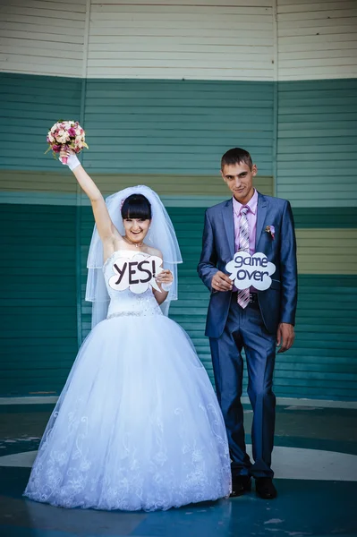 Gelin ve damat, düğün günü açık havada yürüyüş Doğa bahar. mutlu yeni evli kadın ve erkek yeşil park kucaklayan gelin çift. sevgi dolu evlilik çift açık — Stok fotoğraf