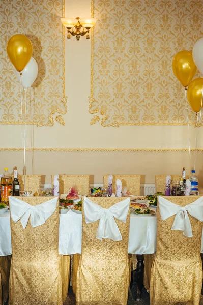 Meja yang dihias untuk pernikahan atau acara makan malam di restoran mewah — Stok Foto