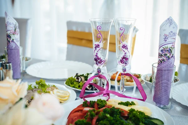 Meja yang dihias untuk pernikahan atau acara makan malam di restoran mewah — Stok Foto
