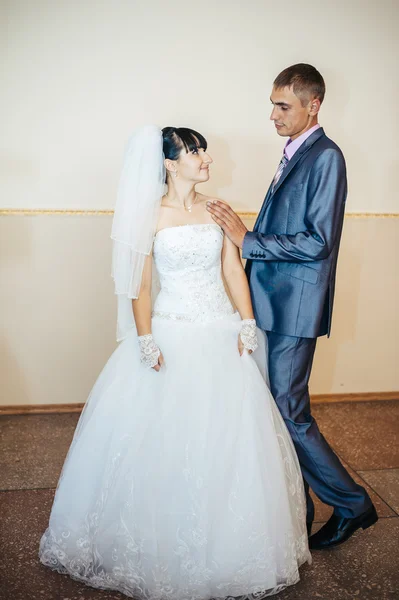 Schönes kaukasisches Paar, das gerade geheiratet hat und seinen ersten Tanz tanzt. — Stockfoto