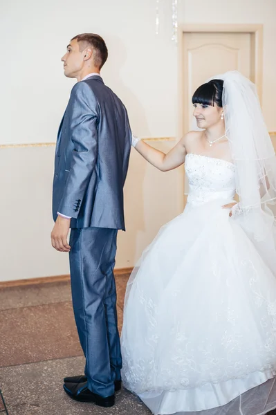 Vackra kaukasisk par bara gifta sig och dansar sin första dans. — Stockfoto