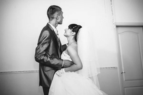 Beautiful caucasian couple just married and dancing their first dance. — Stock Photo, Image