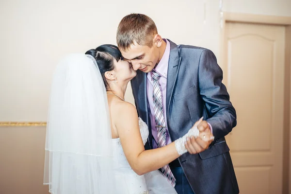 Schönes kaukasisches Paar, das gerade geheiratet hat und seinen ersten Tanz tanzt. — Stockfoto