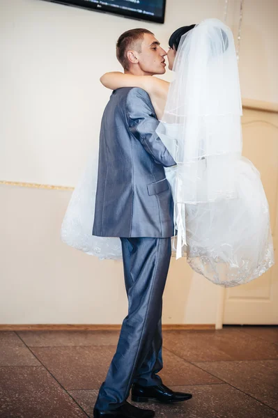 Mooie Kaukasische paar net getrouwd en hun eerste dans dansen. — Stockfoto