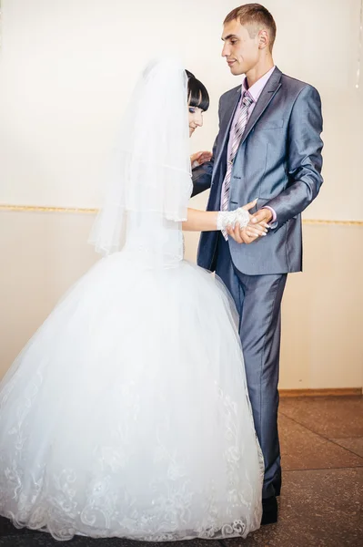 Mooie Kaukasische paar net getrouwd en hun eerste dans dansen. — Stockfoto