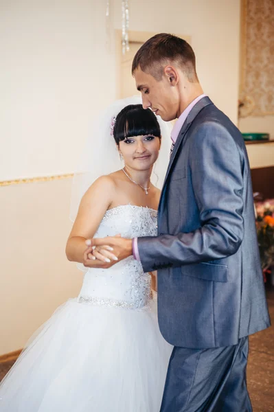 Mooie Kaukasische paar net getrouwd en hun eerste dans dansen. — Stockfoto