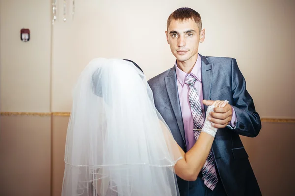 Beautiful caucasian couple just married and dancing their first dance. — Stock Photo, Image