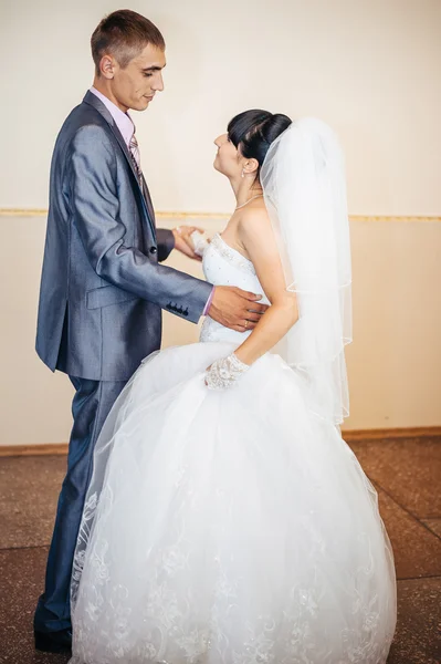 Pasangan Kaukasia yang cantik baru saja menikah dan menari tarian pertama mereka . — Stok Foto