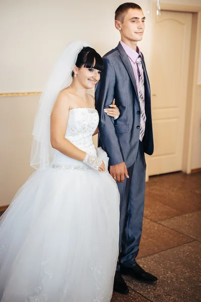 Belo casal caucasiano acabou de se casar e dançar sua primeira dança . — Fotografia de Stock