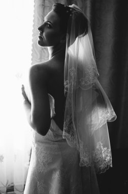 Gelin hazırlanıyor. güzel gelin beyaz düğün elbise parlak makyaj ve saç modeli ile. Damat için bekleyen mutlu seksi kız. Gelin elbiseli romantik Bayan var düğün için son hazırlık ve sunuş