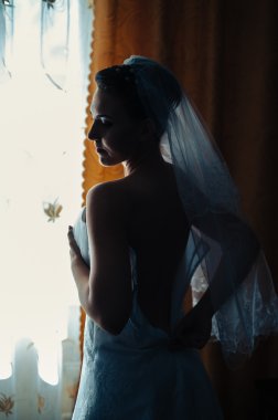 Gelin hazırlanıyor. güzel gelin beyaz düğün elbise parlak makyaj ve saç modeli ile. Damat için bekleyen mutlu seksi kız. Gelin elbiseli romantik Bayan var düğün için son hazırlık ve sunuş