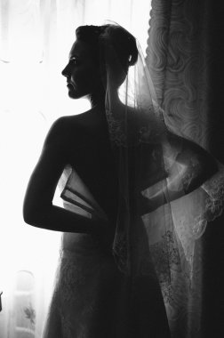 Gelin hazırlanıyor. güzel gelin beyaz düğün elbise parlak makyaj ve saç modeli ile. Damat için bekleyen mutlu seksi kız. Gelin elbiseli romantik Bayan var düğün için son hazırlık ve sunuş