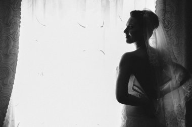 Gelin hazırlanıyor. güzel gelin beyaz düğün elbise parlak makyaj ve saç modeli ile. Damat için bekleyen mutlu seksi kız. Gelin elbiseli romantik Bayan var düğün için son hazırlık ve sunuş