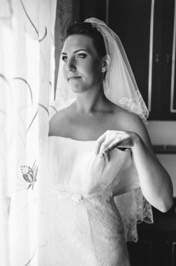 Gelin hazırlanıyor. güzel gelin beyaz düğün elbise parlak makyaj ve saç modeli ile. Damat için bekleyen mutlu seksi kız. Gelin elbiseli romantik Bayan var düğün için son hazırlık ve sunuş