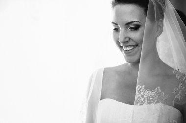 Gelin hazırlanıyor. güzel gelin beyaz düğün elbise parlak makyaj ve saç modeli ile. Damat için bekleyen mutlu seksi kız. Gelin elbiseli romantik Bayan var düğün için son hazırlık ve sunuş