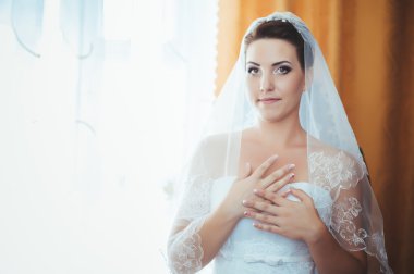 Gelin hazırlanıyor. güzel gelin beyaz düğün elbise parlak makyaj ve saç modeli ile. Damat için bekleyen mutlu seksi kız. Gelin elbiseli romantik Bayan var düğün için son hazırlık ve sunuş
