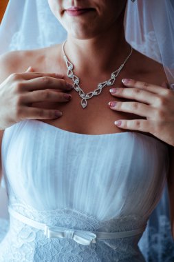 Gelin hazırlanıyor. güzel gelin beyaz düğün elbise parlak makyaj ve saç modeli ile. Damat için bekleyen mutlu seksi kız. Gelin elbiseli romantik Bayan var düğün için son hazırlık ve sunuş