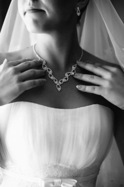 Gelin hazırlanıyor. güzel gelin beyaz düğün elbise parlak makyaj ve saç modeli ile. Damat için bekleyen mutlu seksi kız. Gelin elbiseli romantik Bayan var düğün için son hazırlık ve sunuş