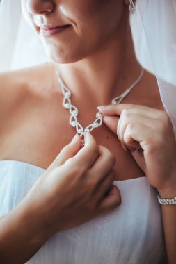 Gelin hazırlanıyor. güzel gelin beyaz düğün elbise parlak makyaj ve saç modeli ile. Damat için bekleyen mutlu seksi kız. Gelin elbiseli romantik Bayan var düğün için son hazırlık ve sunuş