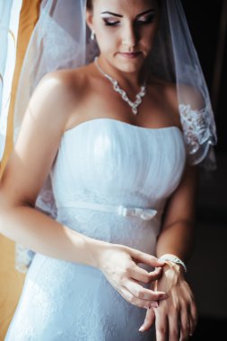 Gelin hazırlanıyor. güzel gelin beyaz düğün elbise parlak makyaj ve saç modeli ile. Damat için bekleyen mutlu seksi kız. Gelin elbiseli romantik Bayan var düğün için son hazırlık ve sunuş