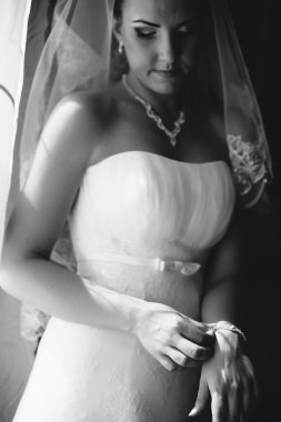 Gelin hazırlanıyor. güzel gelin beyaz düğün elbise parlak makyaj ve saç modeli ile. Damat için bekleyen mutlu seksi kız. Gelin elbiseli romantik Bayan var düğün için son hazırlık ve sunuş