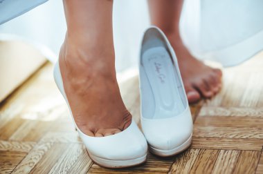 Gelin hazırlanıyor. güzel gelin beyaz düğün elbise parlak makyaj ve saç modeli ile. Damat için bekleyen mutlu seksi kız. Gelin elbiseli romantik Bayan var düğün için son hazırlık ve sunuş