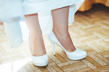 Gelin hazırlanıyor. güzel gelin beyaz düğün elbise parlak makyaj ve saç modeli ile. Damat için bekleyen mutlu seksi kız. Gelin elbiseli romantik Bayan var düğün için son hazırlık ve sunuş