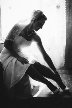 Gelin hazırlanıyor. güzel gelin beyaz düğün elbise parlak makyaj ve saç modeli ile. Damat için bekleyen mutlu seksi kız. Gelin elbiseli romantik Bayan var düğün için son hazırlık ve sunuş