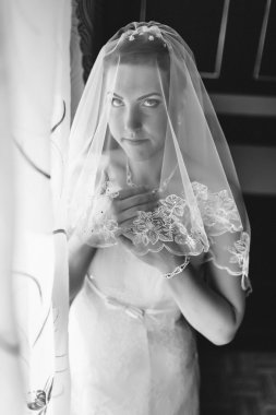 Gelin hazırlanıyor. güzel gelin beyaz düğün elbise parlak makyaj ve saç modeli ile. Damat için bekleyen mutlu seksi kız. Gelin elbiseli romantik Bayan var düğün için son hazırlık ve sunuş