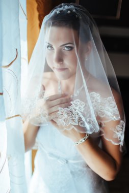 Gelin hazırlanıyor. güzel gelin beyaz düğün elbise parlak makyaj ve saç modeli ile. Damat için bekleyen mutlu seksi kız. Gelin elbiseli romantik Bayan var düğün için son hazırlık ve sunuş