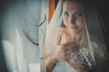 Gelin hazırlanıyor. güzel gelin beyaz düğün elbise parlak makyaj ve saç modeli ile. Damat için bekleyen mutlu seksi kız. Gelin elbiseli romantik Bayan var düğün için son hazırlık ve sunuş