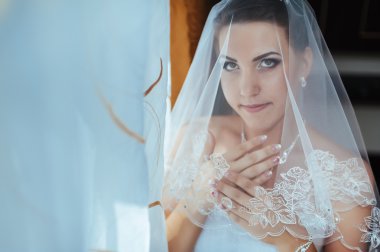 Gelin hazırlanıyor. güzel gelin beyaz düğün elbise parlak makyaj ve saç modeli ile. Damat için bekleyen mutlu seksi kız. Gelin elbiseli romantik Bayan var düğün için son hazırlık ve sunuş