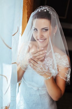 Gelin hazırlanıyor. güzel gelin beyaz düğün elbise parlak makyaj ve saç modeli ile. Damat için bekleyen mutlu seksi kız. Gelin elbiseli romantik Bayan var düğün için son hazırlık ve sunuş