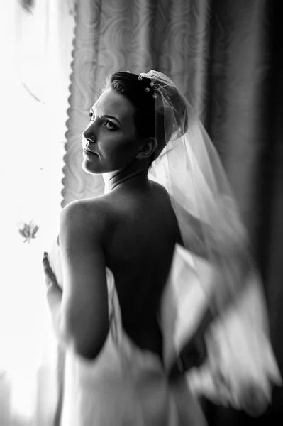 La sposa si prepara. bella sposa in abito da sposa bianco con acconciatura e trucco luminoso. Felice ragazza sexy in attesa di sposo. Romantica signora in abito da sposa hanno preparazione finale per il matrimonio — Foto Stock