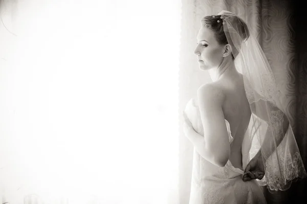 Bruid klaar. mooie bruid in witte bruiloft jurk met kapsel en lichte make-up. Gelukkig sexy meisje te wachten voor de bruidegom. Romantische dame in bruids jurk hebben laatste voorbereiding voor bruiloft — Stockfoto