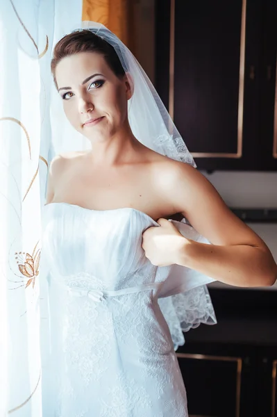 A noiva está a preparar-se. noiva bonita em vestido de noiva branco com penteado e maquiagem brilhante. Menina sexy feliz à espera de noivo. Senhora romântica em vestido de noiva tem preparação final para o casamento — Fotografia de Stock