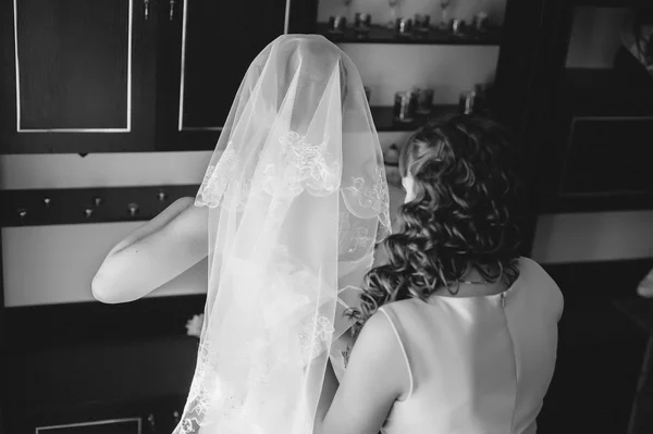 A noiva está a preparar-se. noiva bonita em vestido de noiva branco com penteado e maquiagem brilhante. Menina sexy feliz à espera de noivo. Senhora romântica em vestido de noiva tem preparação final para o casamento — Fotografia de Stock