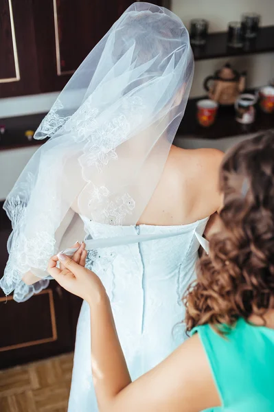 Novia preparándose. hermosa novia en vestido de novia blanco con peinado y maquillaje brillante. Feliz chica sexy esperando al novio. Señora romántica en vestido de novia tienen la preparación final para la boda —  Fotos de Stock